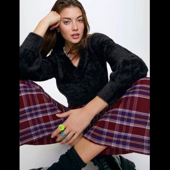 Aritzia Sunday Best Kitten V- neck Sweater - Picture 2 of 4